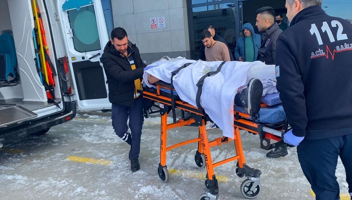 Buzlanan yolda TIR devrildi, baba ve oğlu yaralandı Buzlanan yolda TIR devrildi, baba ve oğlu yaralandı