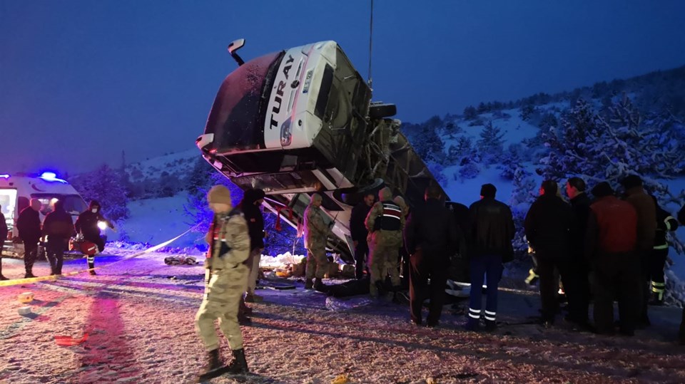 Erzincan'da yolcu otobüsü devrildi: 2  ölü, 21 yaralı - 1