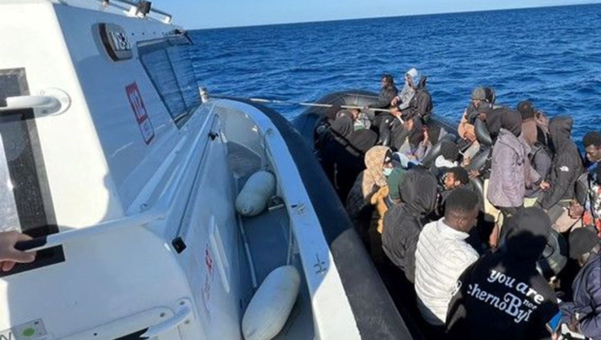 İzmir'de 56 düzensiz göçmen yakalandı İzmir'de 56 düzensiz göçmen yakalandı
