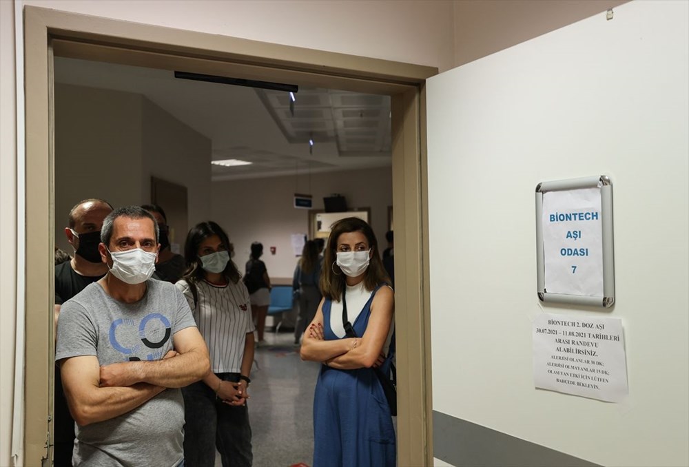 İzmir'de aşı kuyruğu: Yoğunluk akşam da sürdü - 4