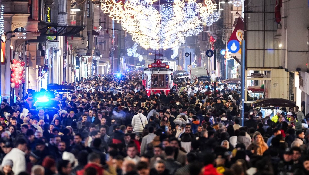 İstiklal Caddesi'nde yılbaşı yoğunluğu