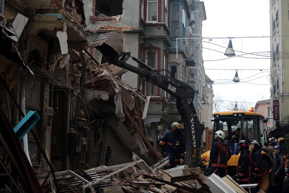 Beyoğlu'da iki bina çöktü - 1