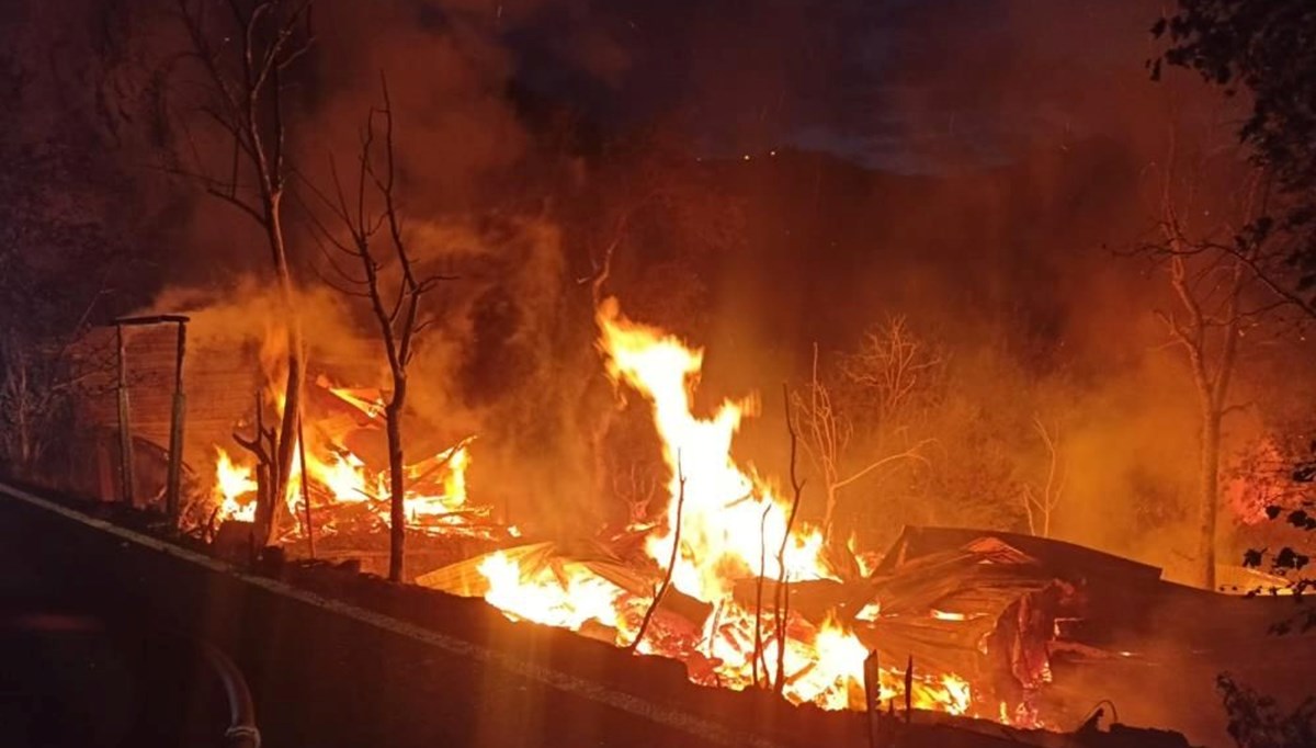 Kastamonu'da yangın: 2 ev kullanılamaz hale geldi Kastamonu'da yangın: 2 ev kullanılamaz hale geldi