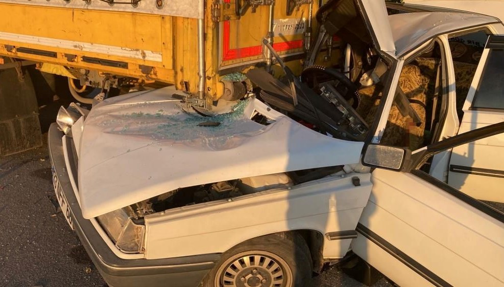 TIR'a ok gibi saplandı, sürücü yaşamını yitirdi