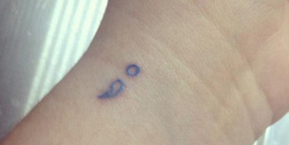 Vücutlarına noktalı virgül dövmesi ... Vücutlarına noktalı virgül dövmesi ...