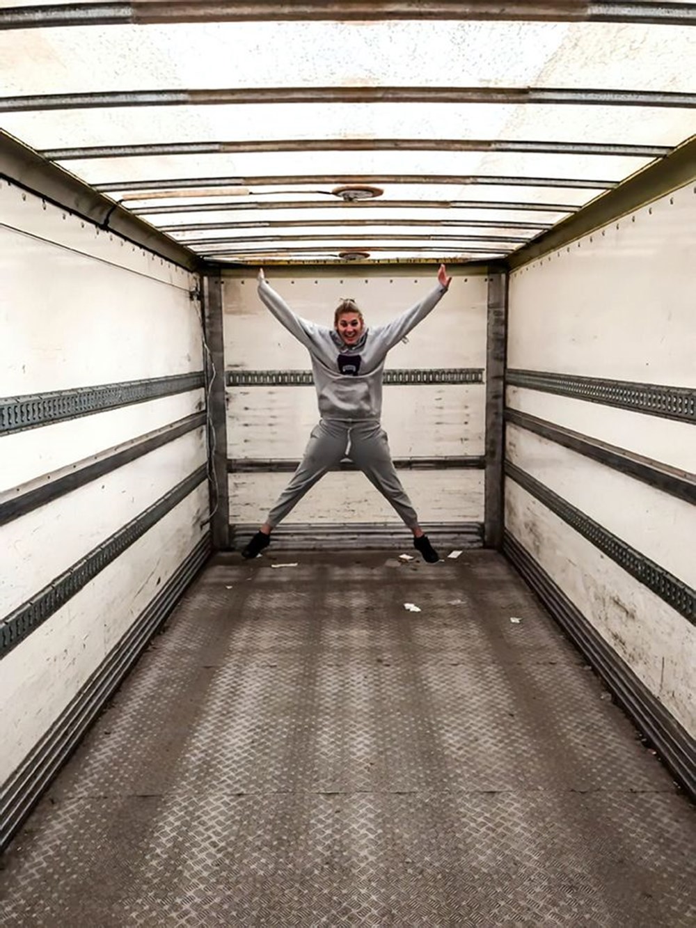 Her gittikleri yerde konaklama ücreti ödemekten bıkınca kendi taşınabilir evlerini yaptılar - 3