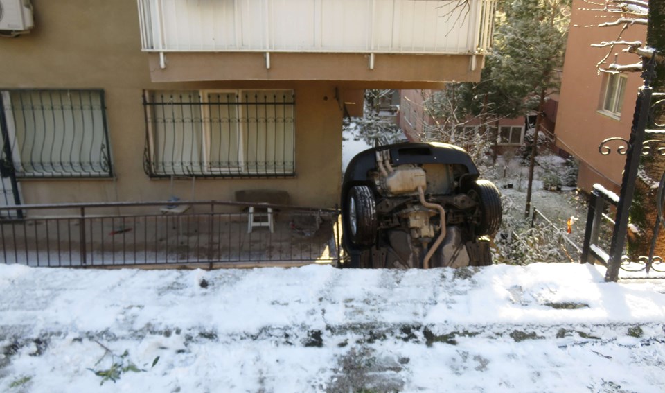Üsküdar'da apartmanın bahçesine uçan araç dik durdu - 2