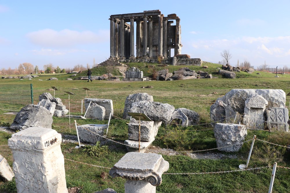 Aizanoi'de Afrodit ve Dionysos'a ait yeni heykel başları bulundu - 4