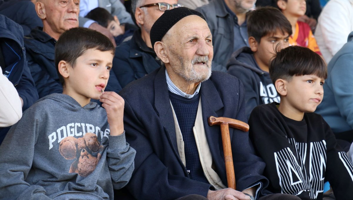 85'lik Selahattin dedenin futbol tutkusu: Kulübün en yaşlı taraftarı, her maça gidiyor