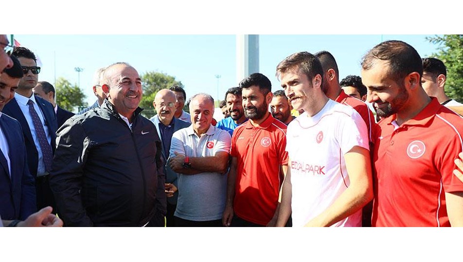 Bakan Çavuşoğlu'ndan milli takıma ziyaret