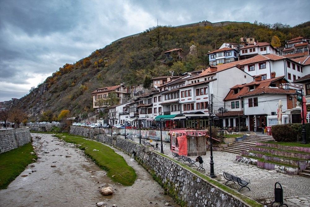 Prizren'in yıkılan evlerinin kapı ve pencereleri sergide buluştu - 9