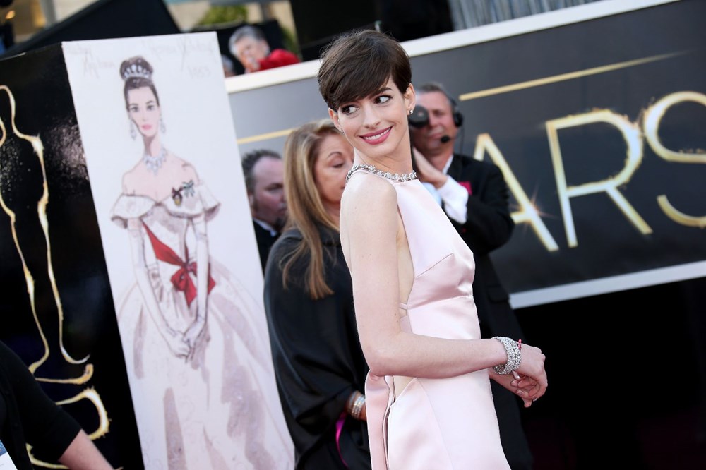 Anne Hathaway, 2013’te kazandığı Oscar ödülü kazandığı gece mutlu taklidi y...