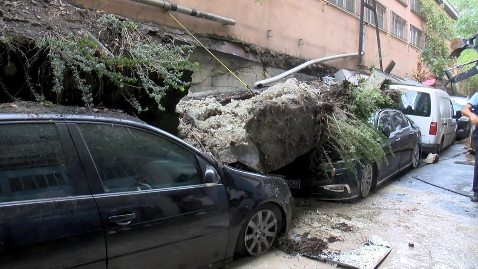 İstanbul'da istinat duvarı araçların üzerine çöktü - 1