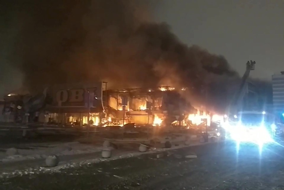 Moskova'da alışveriş merkezi alev alev yandı - 1