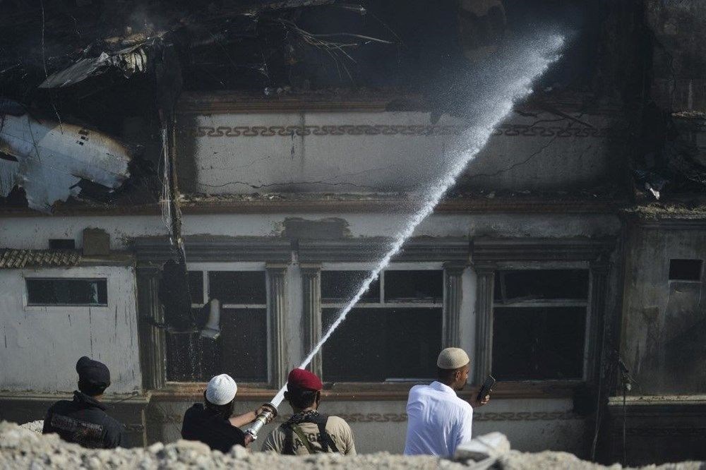 97 kişinin öldüğü uçak kazasından sağ kurtulan Zafar Masud: Hayatımı son dakikada gerçekleşen koltuk değişikliği kurtardı - 15