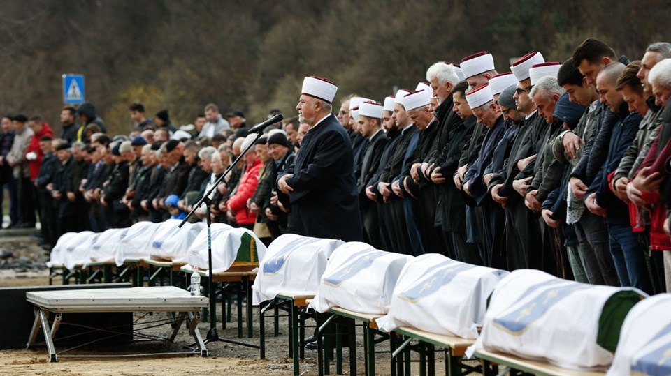 Bosna'daki savaşta öldürülen 12 Boşnak 27 yıl sonra toprağa verildi - 1