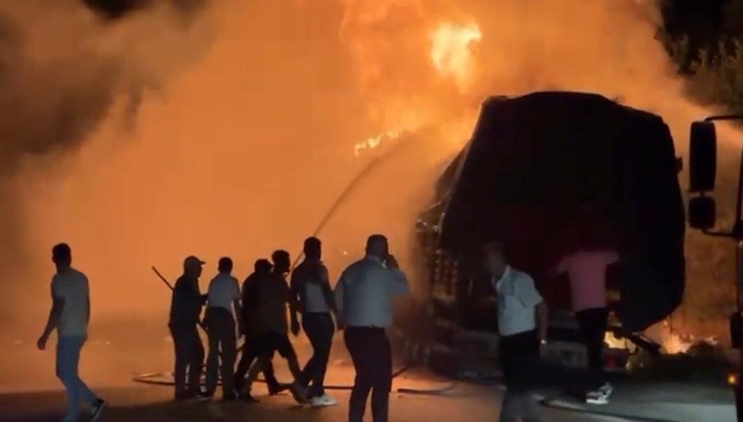 Seyir halindeki TIR alev alev yandı