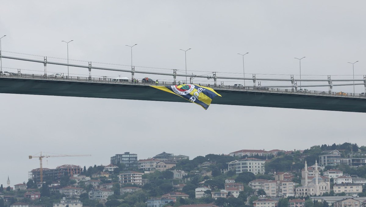 Fenerbahçe Opet'in şampiyonluk bayrağı köprülere asıldı Fenerbahçe Opet'in şampiyonluk bayrağı köprülere asıldı