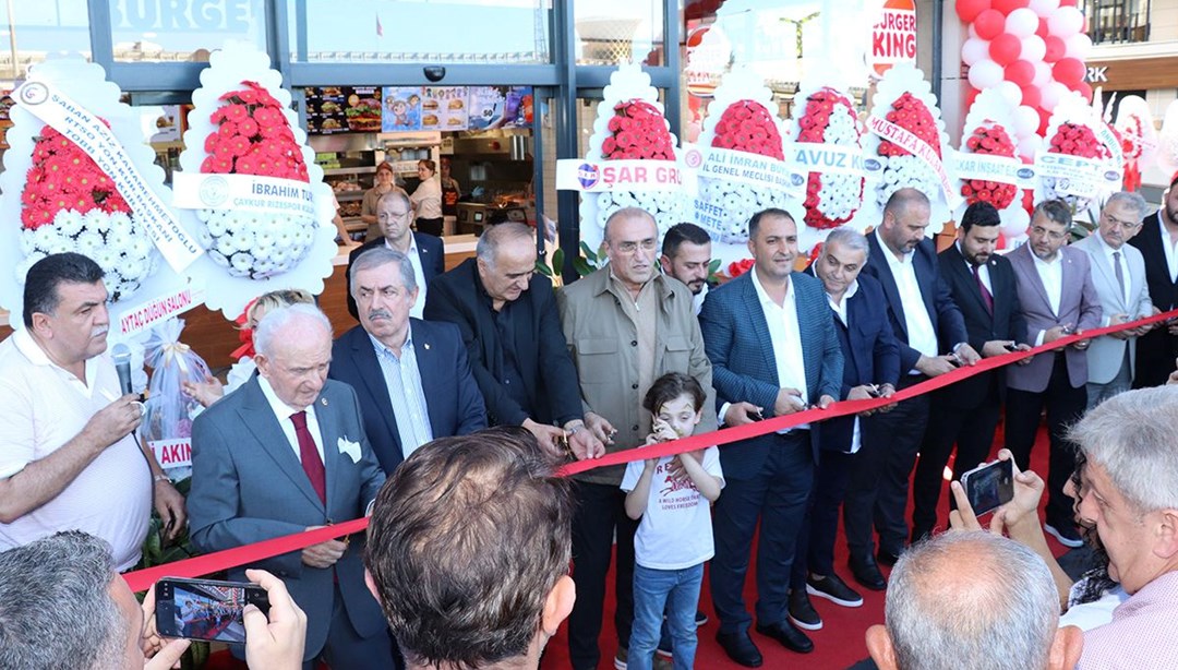 Rize'deki hamburgerci açılışına katılan AK Parti belediye başkanları ve teşkilat üyeleri disipline sevk edildi