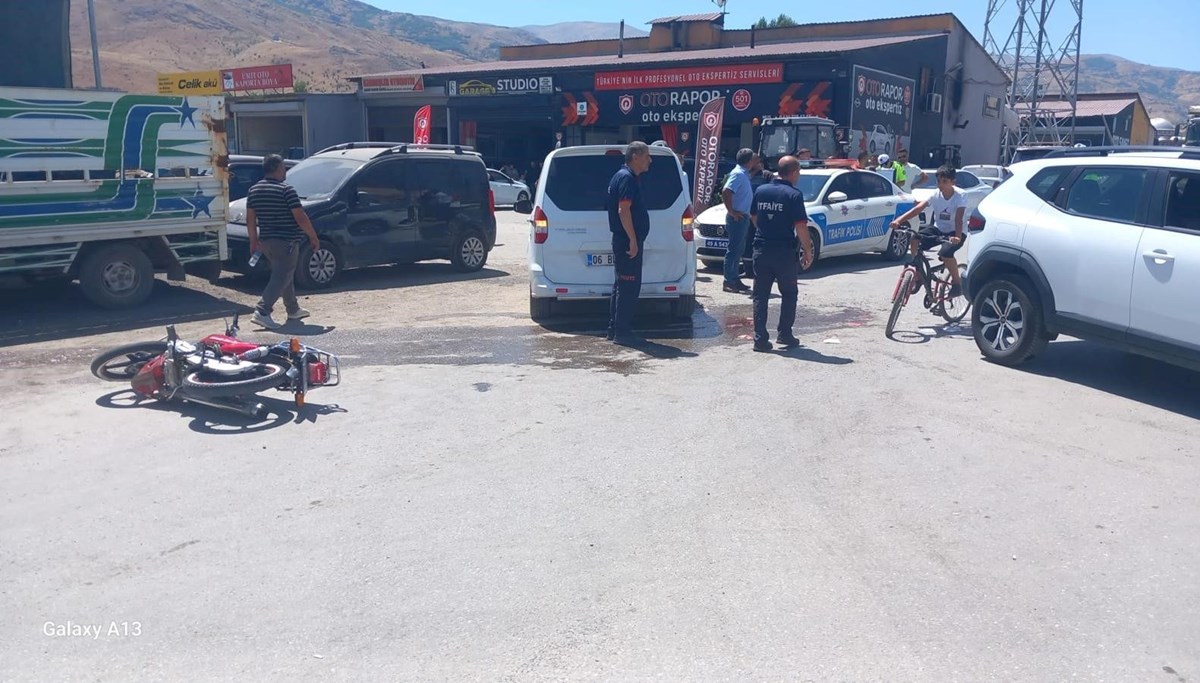 Muş’ta motosiklet ile hafif ticari araç çarpıştı