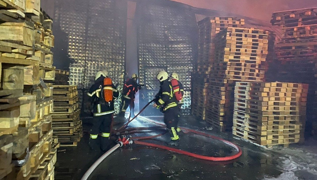 Kayseri’de Palet Üretim Tesisi’nde çıkan yangın 1 saatte kontrol altına alındı Kayseri’de Palet Üretim Tesisi’nde çıkan yangın 1 saatte kontrol altına alındı