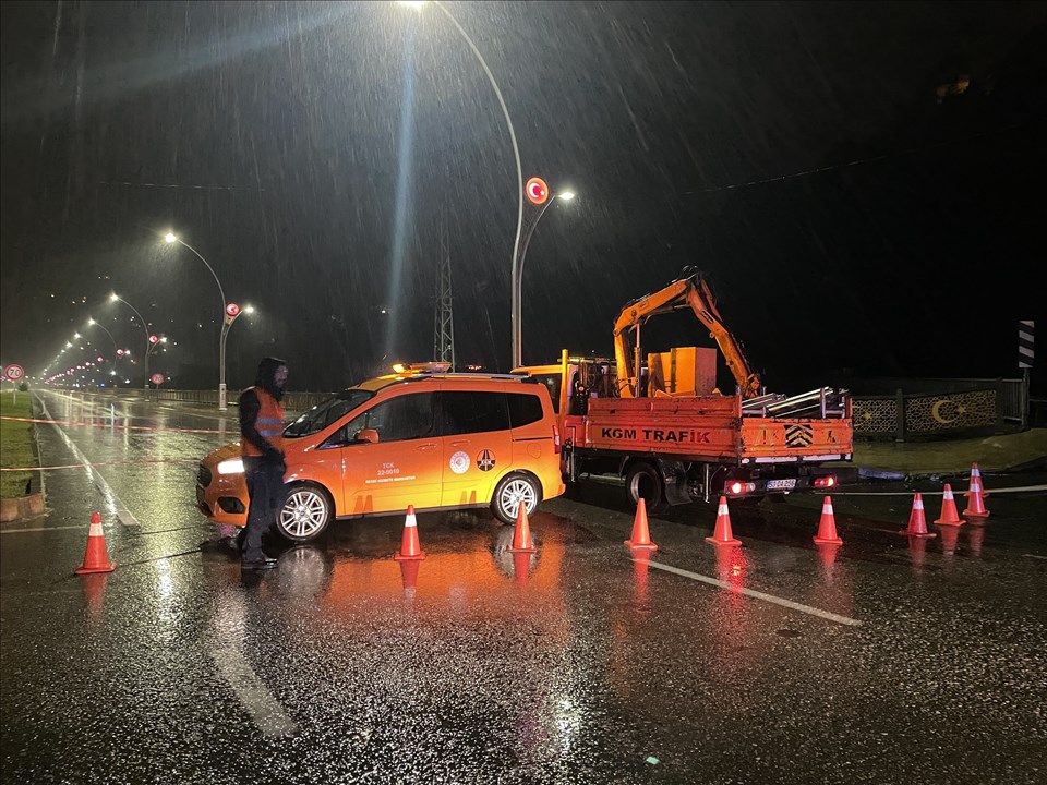 Rize'de şiddetli yağış nedeniyle yol çöktü - 1