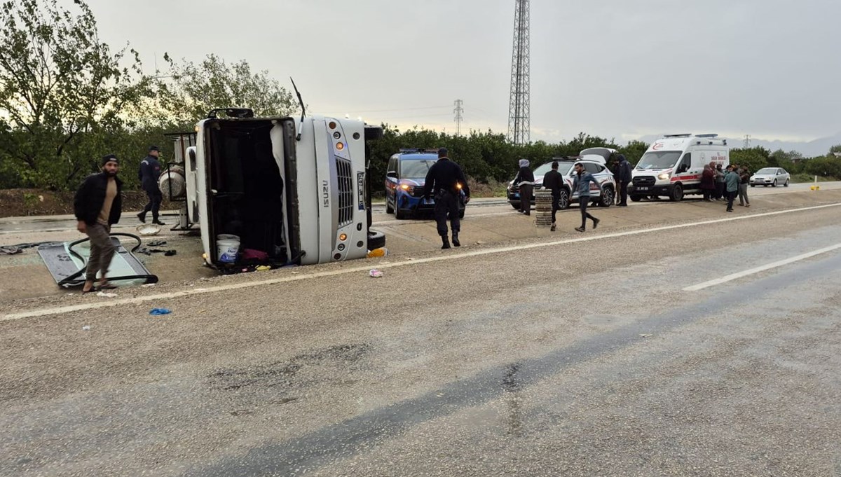 Tarım işçilerini taşıyan midibüs devrildi