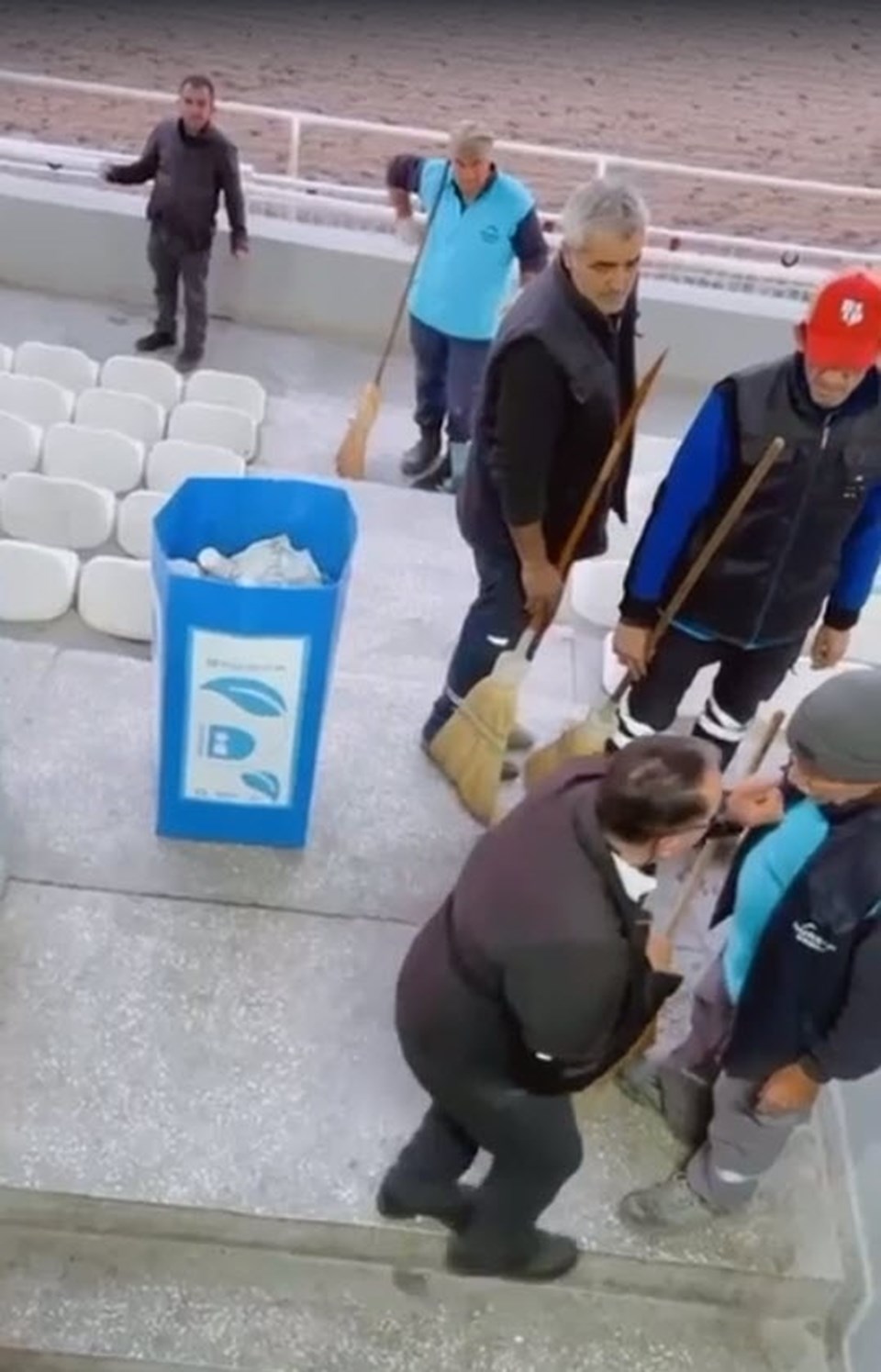 İzmir'de temizlik görevlisine tokatlı saldırı - 1