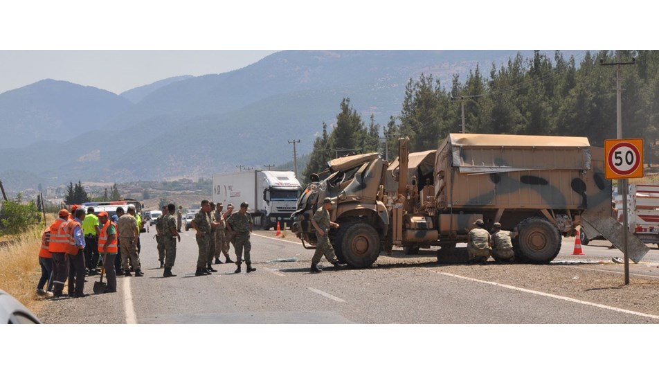 Suriye'den dönen askeri araç kaza yaptı: 2 yaralı