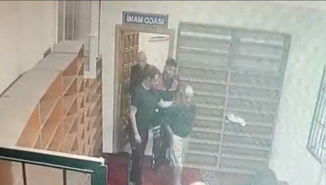 Aranan kişi dolabın içinde yakalandı