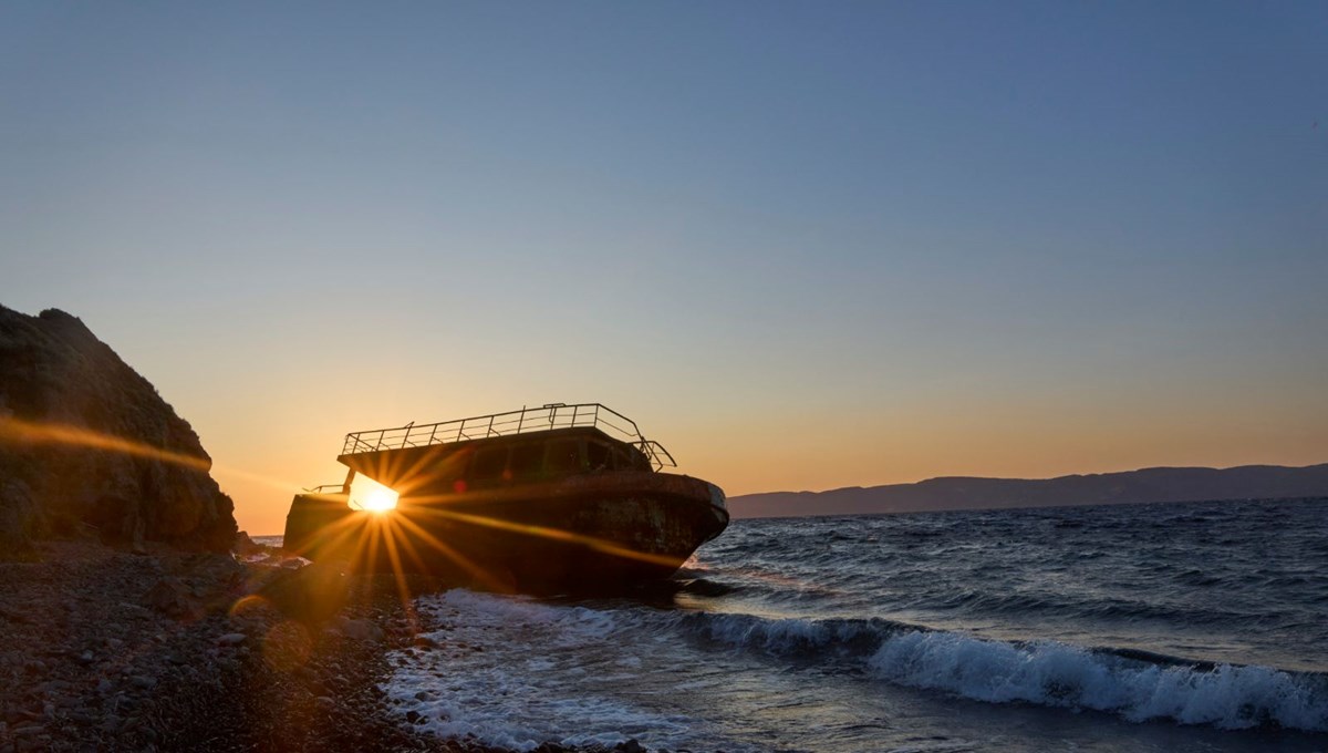 Midilli'de kayalıklara çarpan bottaki 4 kişi öldü