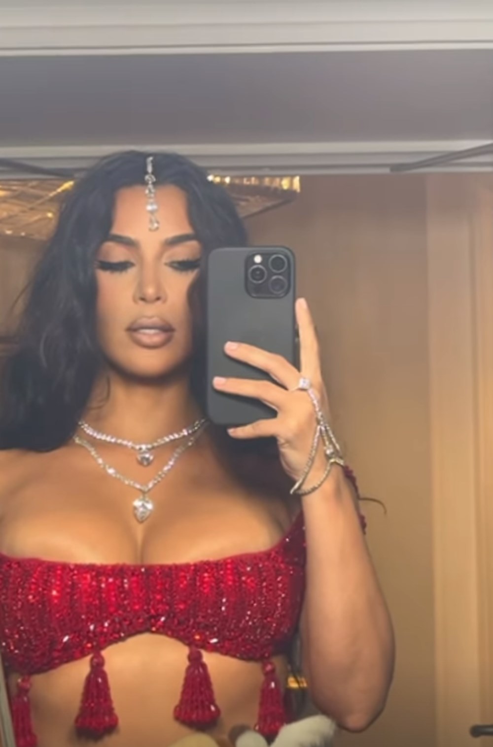 Kim Kardashian dünyanın en pahalı düğününde kurala uymadı! - 6