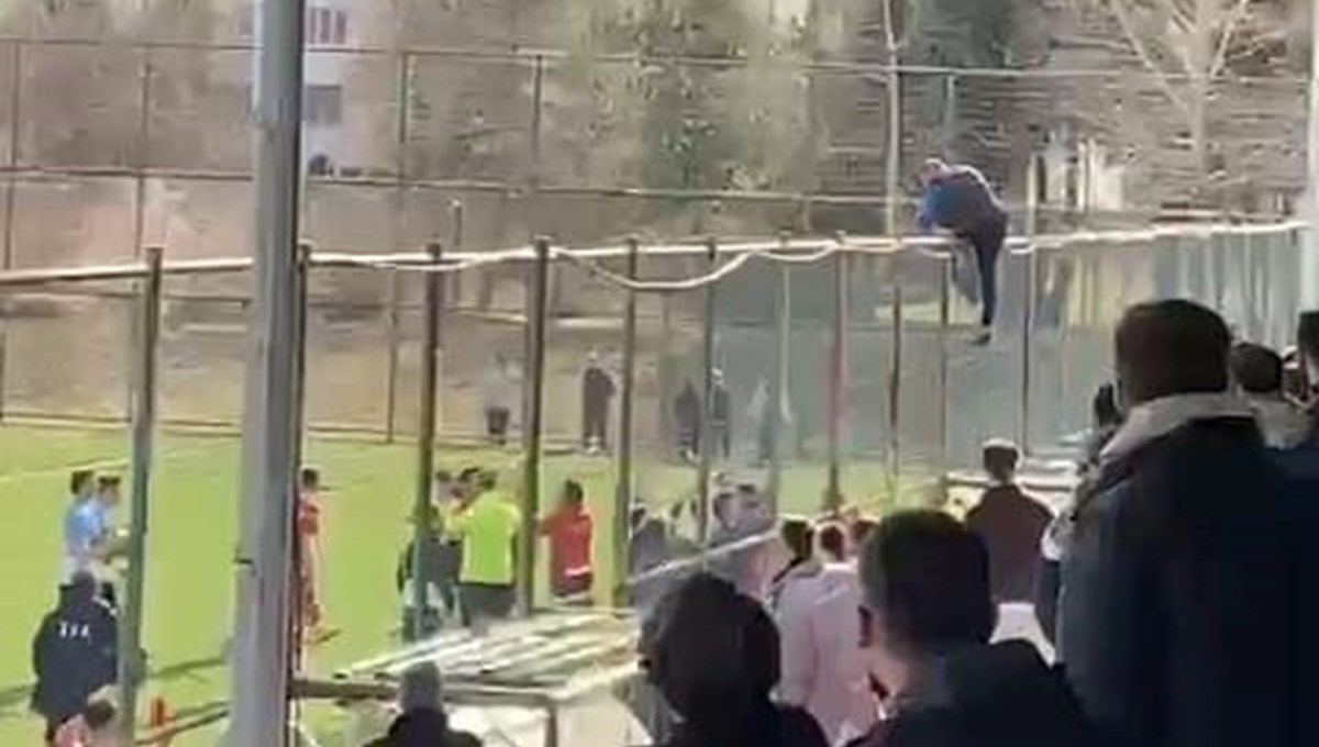 Amatör ligde cezalı antrenör tel örgüleri aşarak sahaya indi Amatör ligde cezalı antrenör tel örgüleri aşarak sahaya indi
