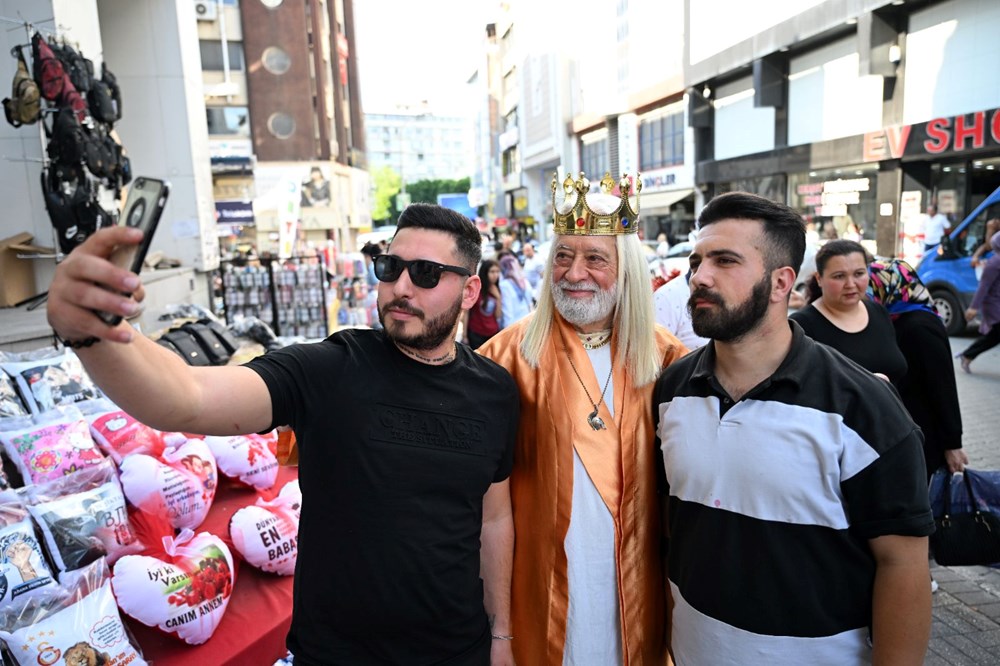 "Adana Kralı" sokaklarda gönüllü olarak şehri tanıtıyor - 10