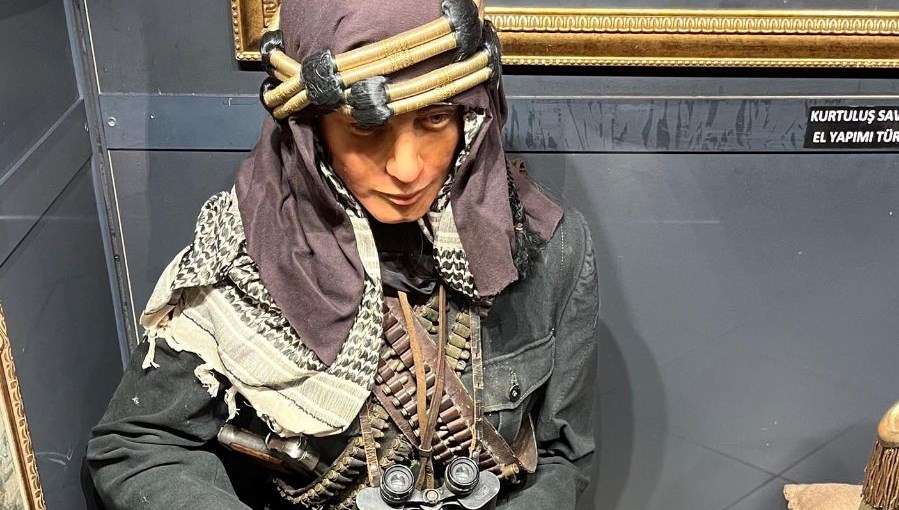 Üsteğmen Kara Fatma'nın manken canlandırması, memleketi Erzurum'da sergilendi