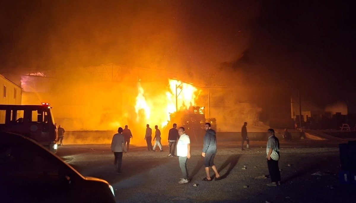 Paketleme fabrikası alev alev yandı