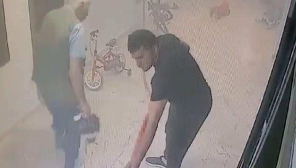 İstanbul'da ilaçlanan evde patlama: O anlar kamerada İstanbul'da ilaçlanan evde patlama: O anlar kamerada