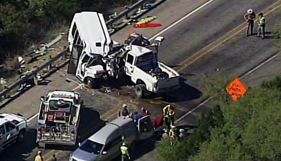 ABD'de otobüs ile kamyonet çarpıştı: 12 ölü, 3 yaralı - 2