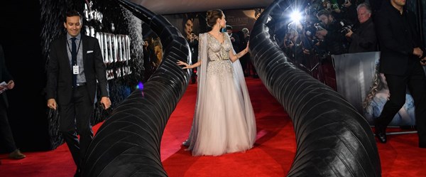 Angelina Jolie Malefiz: Kötülüğün Gücü'nün Londra galasında (Dev boynuzların arasında)