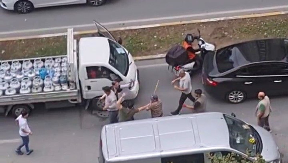 Beylikdüzü'nde sopalı kavga kamerada Beylikdüzü'nde sopalı kavga kamerada