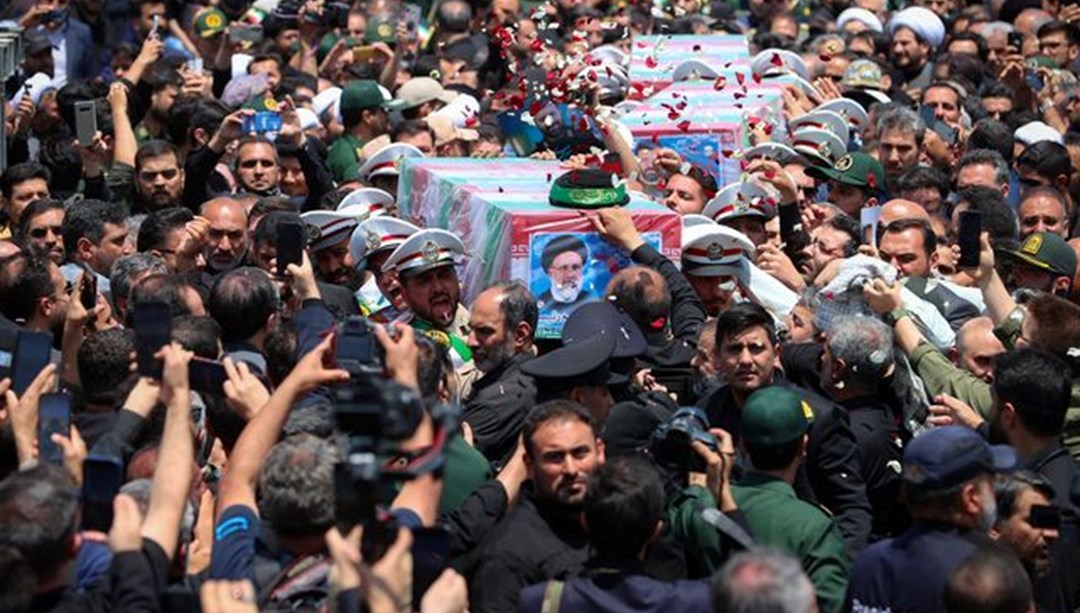 İran Cumhurbaşkanı Reisi Meşhed'de toprağa veriliyor