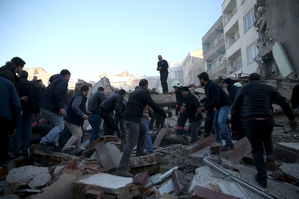 Zeytinburnu’da bina çöktü : 2 ölü - 1