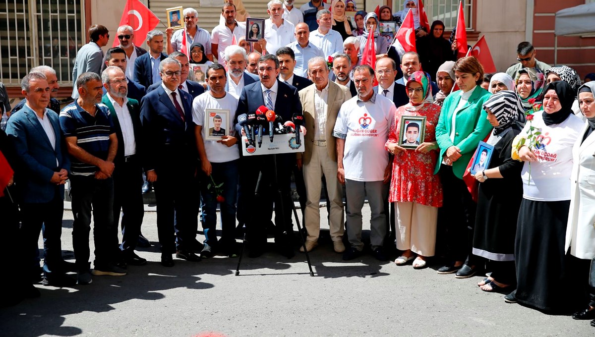 Cumhurbaşkanı Yardımcısı Yılmaz'dan, Diyarbakır annelerine ziyaret