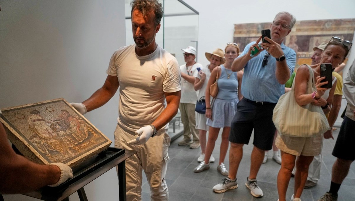 Erotik mozaik, yurduna geri döndü