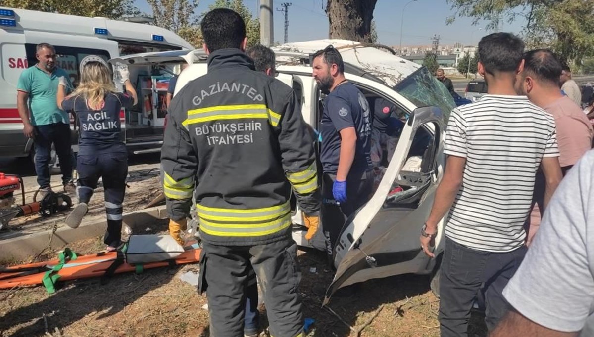 Kontrolden çıkan araç ağaca çarparak durabildi: 2 yaralı Kontrolden çıkan araç ağaca çarparak durabildi: 2 yaralı