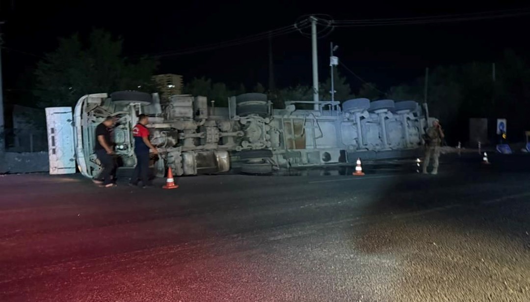 Mardin'de kontrolden çıkan TIR devrildi