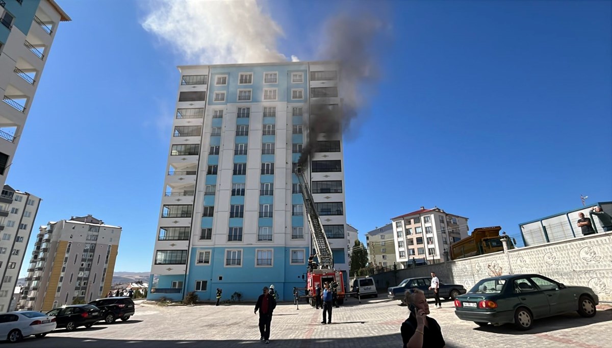 Sivas'ta 10 katlı apartmanda yangın: Can pazarı yaşandı Sivas'ta 10 katlı apartmanda yangın: Can pazarı yaşandı