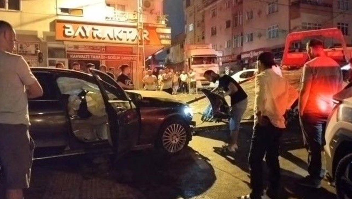 Sultanbeyli'de ters yönde ilerleyen otomobil seyir halindeki araca çarptı: 2 yaralı Sultanbeyli'de ters yönde ilerleyen otomobil seyir halindeki araca çarptı: 2 yaralı