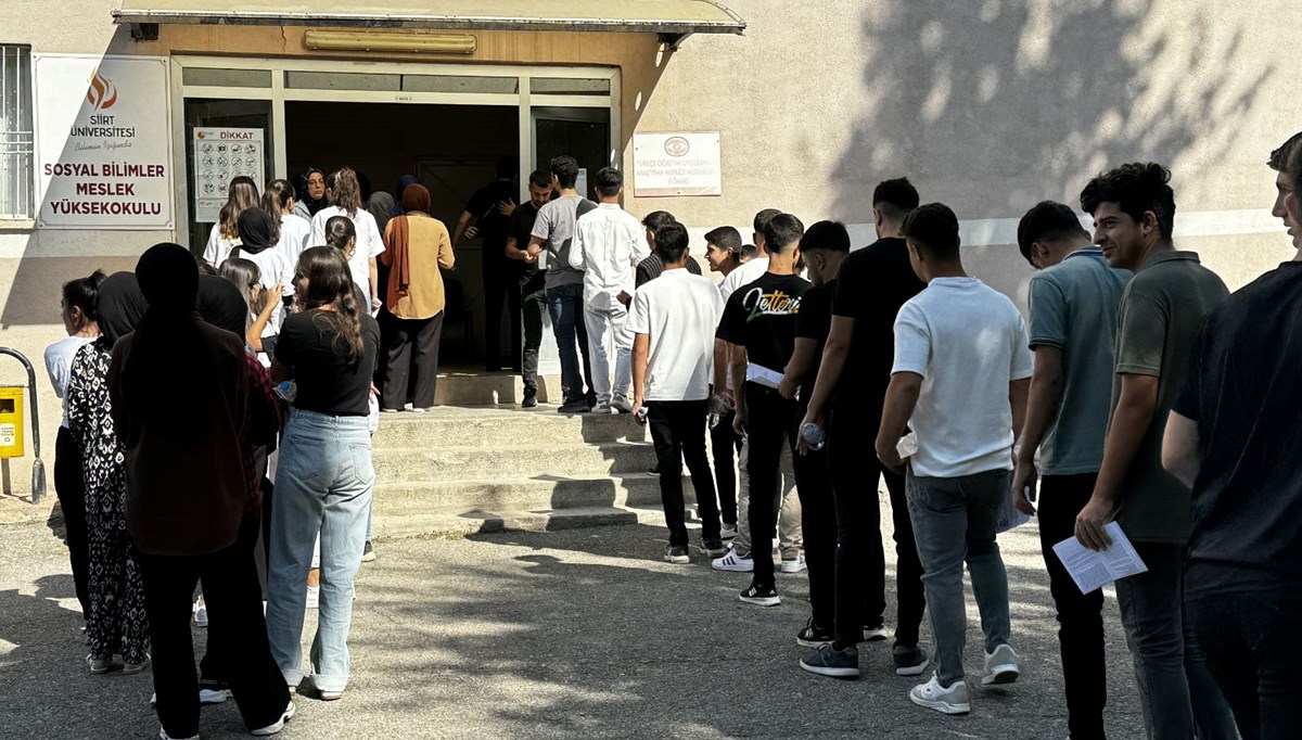KPSS ortaöğretim sınavı başladı | Geç kalan adaylar koşarak geldi: “Çok gecikmedim, bir dakikacık” KPSS ortaöğretim sınavı başladı | Geç kalan adaylar koşarak geldi: “Çok gecikmedim, bir dakikacık”