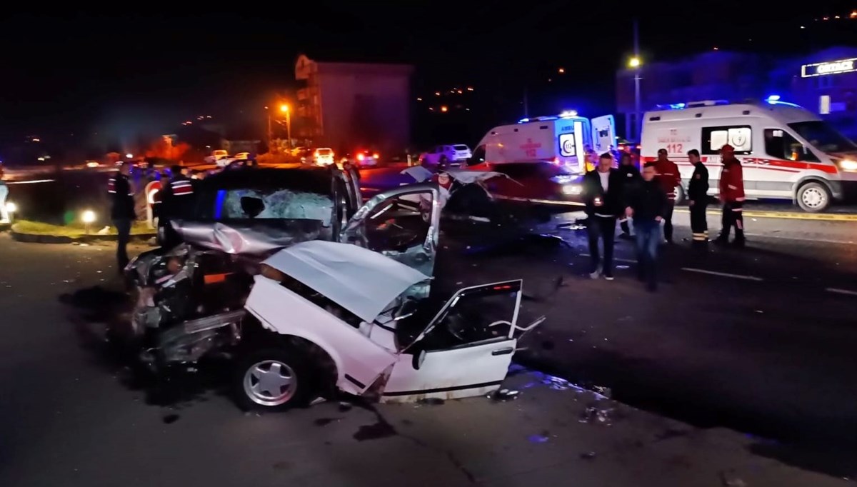 Zonguldak'ta 3 aracın karıştığı kazada 1 kişi öldü, 5 kişi yaralandı Zonguldak'ta 3 aracın karıştığı kazada 1 kişi öldü, 5 kişi yaralandı